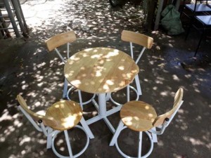 Bộ bàn ghế gỗ tròn dành cho sân vườn