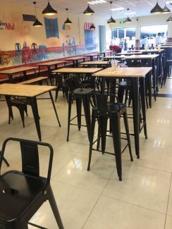 Bàn ghế gỗ chân cao kết hợp ghế nhựa
