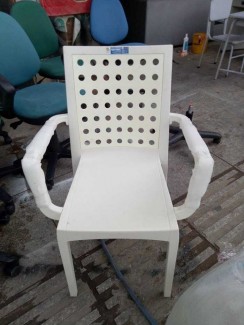 Ghế gỗ màu trắng có lưng tựa