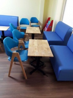 Bộ sofa màu xanh dương và ghế bọc nệm