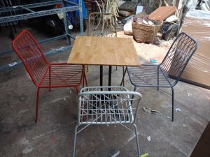 Bàn gỗ mặt vuông và ghế sắt cao cấp