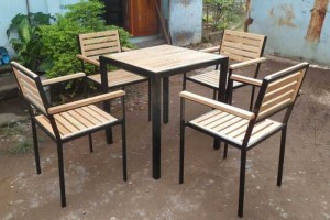 Bàn ghế gỗ chân chân sắt cao
