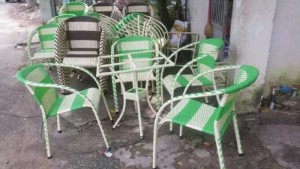 Bàn ghế mây nhựa màu xanh lá cây với màu trắng