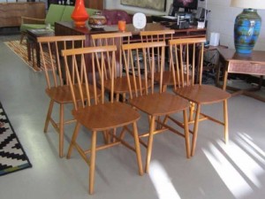 Ghế gỗ sơn bóng có lưng tựa