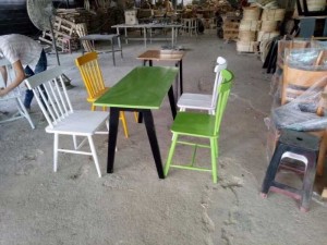Cần bán gấp bộ bàn ghế gỗ nhìu màu
