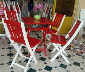 Bàn ghế gỗ xếp màu đỏ