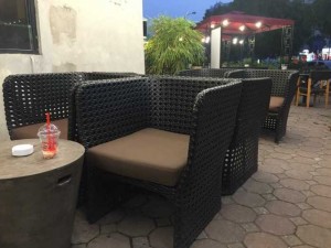 Ghế mây nhựa màu đen bọc nệm kinh doanh cafe