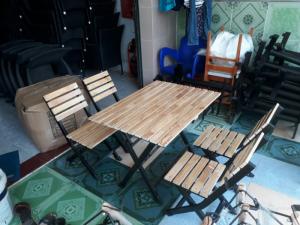 Thanh lý nhanh 50 bộ bàn ghế gỗ xếp chân sắt hàng chưa qua sử dụng
