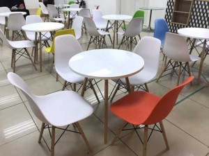Bàn ghế nhựa đủ màu trong văn phòng