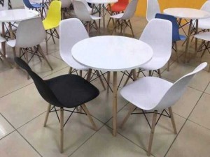 Ghế nhựa chân gỗ phong cách sang trọng