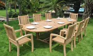 Cần bán bộ bàn ghế gỗ ngoài sân vườn