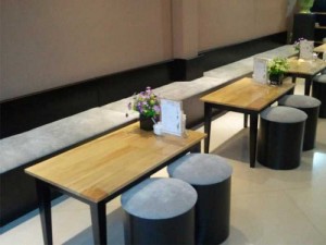 Cần bán bàn vuông mặt gỗ và ghế hình trụ