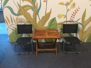 Bán bộ bàn gỗ và ghế lưới xếp