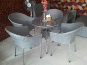 Bộ bàn ghế mây cafe thiết kế lạ mắt, bàn tròn mặt kính