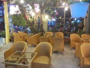 Ghế mây nhựa được dùng tronh kinh doanh quán cafe