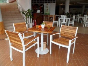 Bàn ghế gỗ viền sắt kinh doanh quán ăn cafe