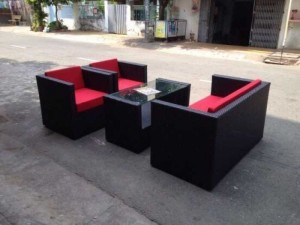 Sofa mây nhựa đen kèm với lót nệm đỏ