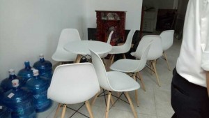 Ghế nhựa trắng dùng trong công ty