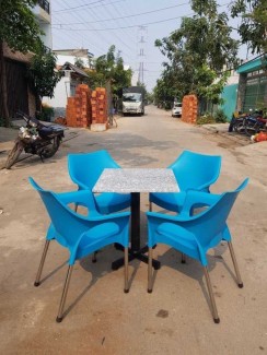 Bàn ghế nhựa đúc màu xanh dương vừa sản xuất