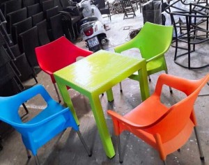 Cần bán gấp bàn ghế nhựa nhìu màu