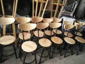 Ghế gỗ lưng cao được sử dụng kinh doanh quán club