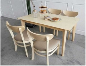 Bộ bàn ăn có ghế bọc nệm được sử dụng trong gia đình