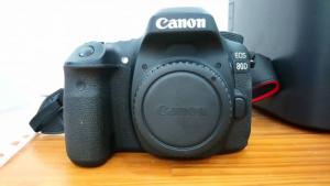 Body máy anh canon 80D mới 99% full phụ kiện