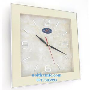 Đồng hồ vuông màu trắng viền nhôm inox trắng.