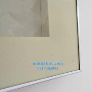 Đồng hồ vuông màu trắng viền nhôm inox trắng.
