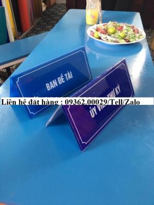Làm biển chức danh chữ A để bàn