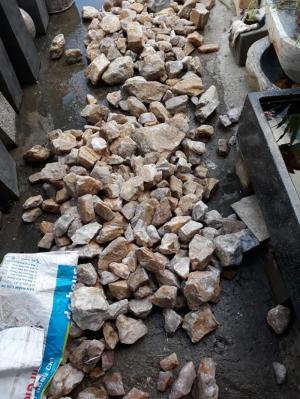 Đá thạch anh hồng thô, vụn đổ móng nhà