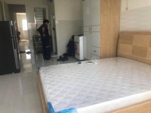 Phòng cho thuê đầy đủ nội thất ngay chợ Tân Quy, có ban công