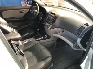 Bán Hyundai Avante 1.6MT màu trắng số sàn sản xuất 2012 biển Sài Gòn đi 72000km
