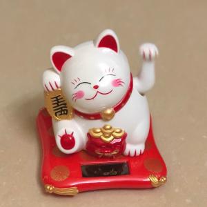 Mèo vẫy thần tài dùng pin năng lượng mặt trời