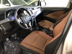 Bán Toyota INNOVA E 2.0MT màu nâu titan số sàn sản xuất 2017 mẫu mới đi 24000km