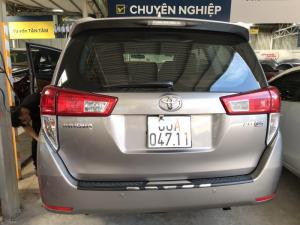 Bán Toyota INNOVA E 2.0MT màu nâu titan số sàn sản xuất 2017 mẫu mới đi 24000km
