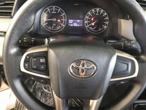 Bán Toyota INNOVA E 2.0MT màu nâu titan số sàn sản xuất 2017 mẫu mới đi 24000km