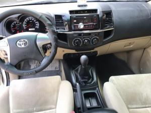 Bán Toyota Fortuner G 2.5MT màu bạc số sàn máy dầu sản xuất 2016 chạy 79000km