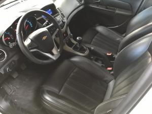 Bán Chevrolet Cruze LT 1.6MT màu trắng số sàn sản xuất 2017 mới 95%