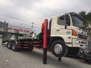 Xe tải hino 3 chân nâng đầu chở máy công trình