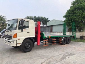 Xe tải hino 3 chân nâng đầu chở máy công trình