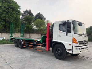 Xe tải hino 3 chân nâng đầu chở máy công trình