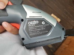 Máy tỉa cây cầm tay ozito htl-072