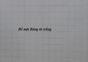 - Mặt Bảng: được sản xuất bằng thép từ tính Hàn Quốc. Bề mặt sáng đẹp, dễ viết, dễ xóa sạch. Mặt bảng bằng tấm thép phủ sơn màu trắng dày 20 micromét theo tiêu chuẩn JIS G3312 của Hàn Quốc