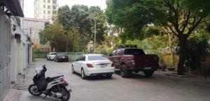 Bán khu biệt thự liền kề đẹp ở Lạc Long Quân, có view ra hồ