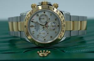 Mẫu số 3 - DAYTONA(White Demi)
Hàng Malaysia, new 100%, fullbox, đủ phụ kiện, nguyên tem.
Còn thẻ Bảo hành 24 tháng. Máy cơ, Automatic chạy tự động.
Giá thị trường: 1.478USD - Giá bán: 7.500.000đ