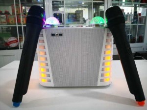 LOA BLUETOOTH KARAOKE M18 Là dòng loa bluetooth hiện đại ở Thị trường ngày nay vì loa đã tích hợp thêm micro kèm theo nên những cuộc vui luôn được khai thác tối đa.