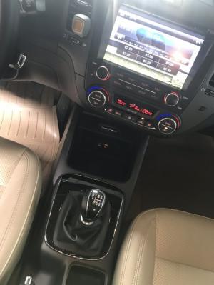Bán Kia Cerato 1.6MT màu bạc số sàn sản xuất 2017 biển Sài Gòn đi 21000km bản đủ
