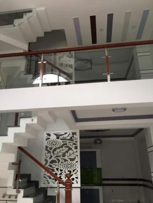 Cầu thang kính cường lực sang trọng