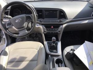 Bán Hyundai Elantra GLS 1.6MT màu trắng số sàn sản xuất 2016 mới 80%